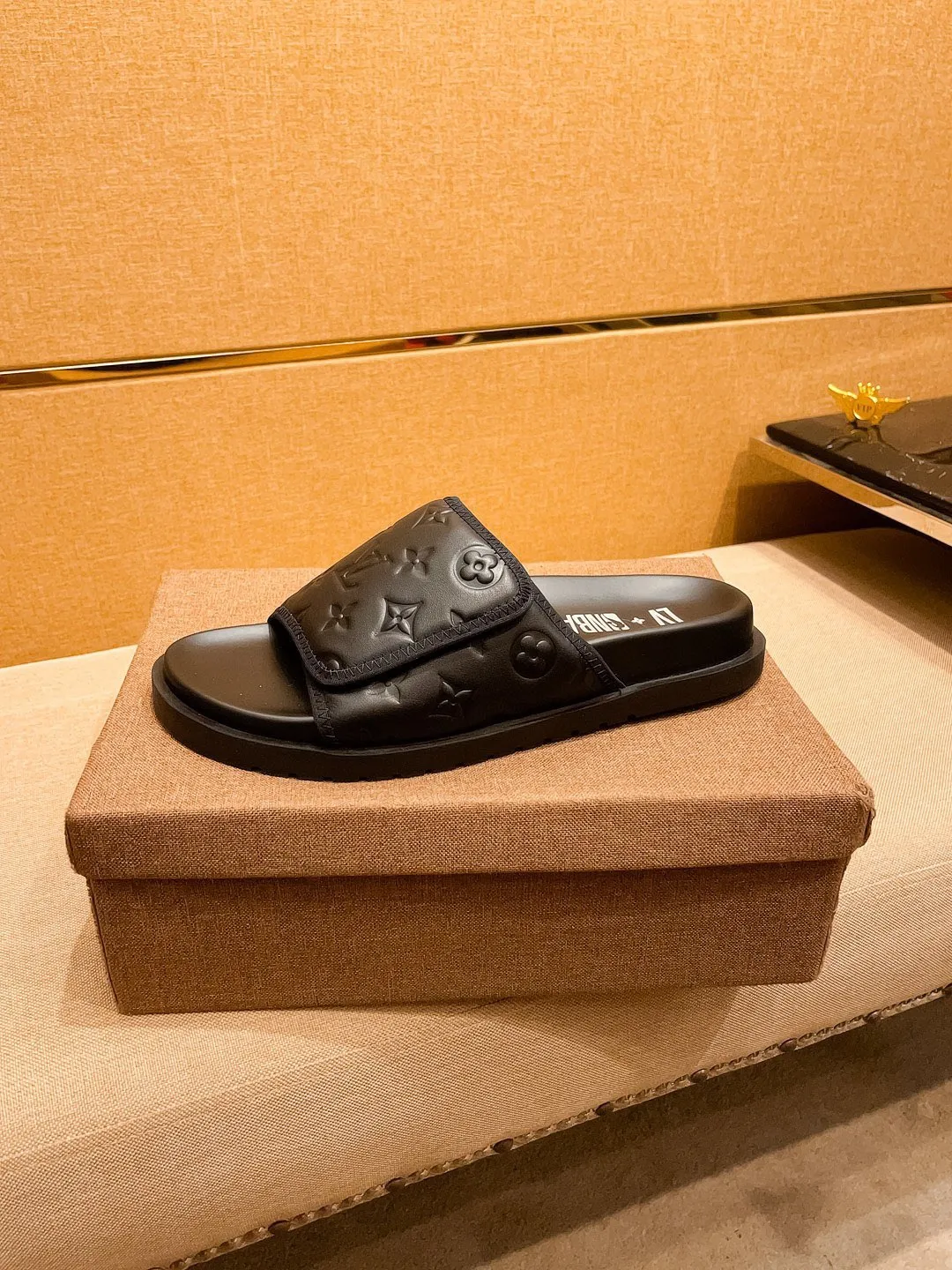 Men's men's shoes 💰 320💰 New model on the market 🔥[LV🔥 Louis Vuitton slippers] High-end 1:1 mold customization, original upgraded version of the outsole, lighter and non-slip. The market's top quality, fashionable and trendy, versatile and popular, simple yet tasteful, a must-have for fashionistas, exuding a fashionable and casual atmosphere, fashion is at your feet, full of confidence, the same style at the counter 👍The season of spring and summer slippers is here, super beautiful to wear, 38-44 1⃣️colors available🔥